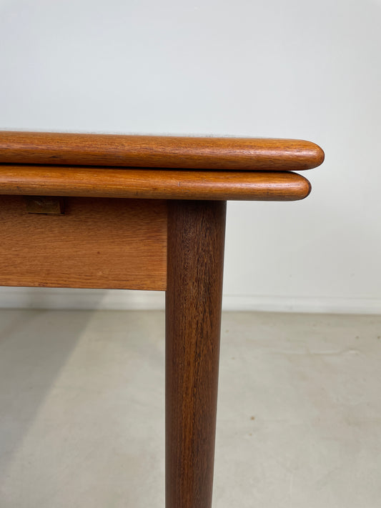 TEAK DANISH EXTENDING SQUARE DINING TABLE SEATS 4 - 6