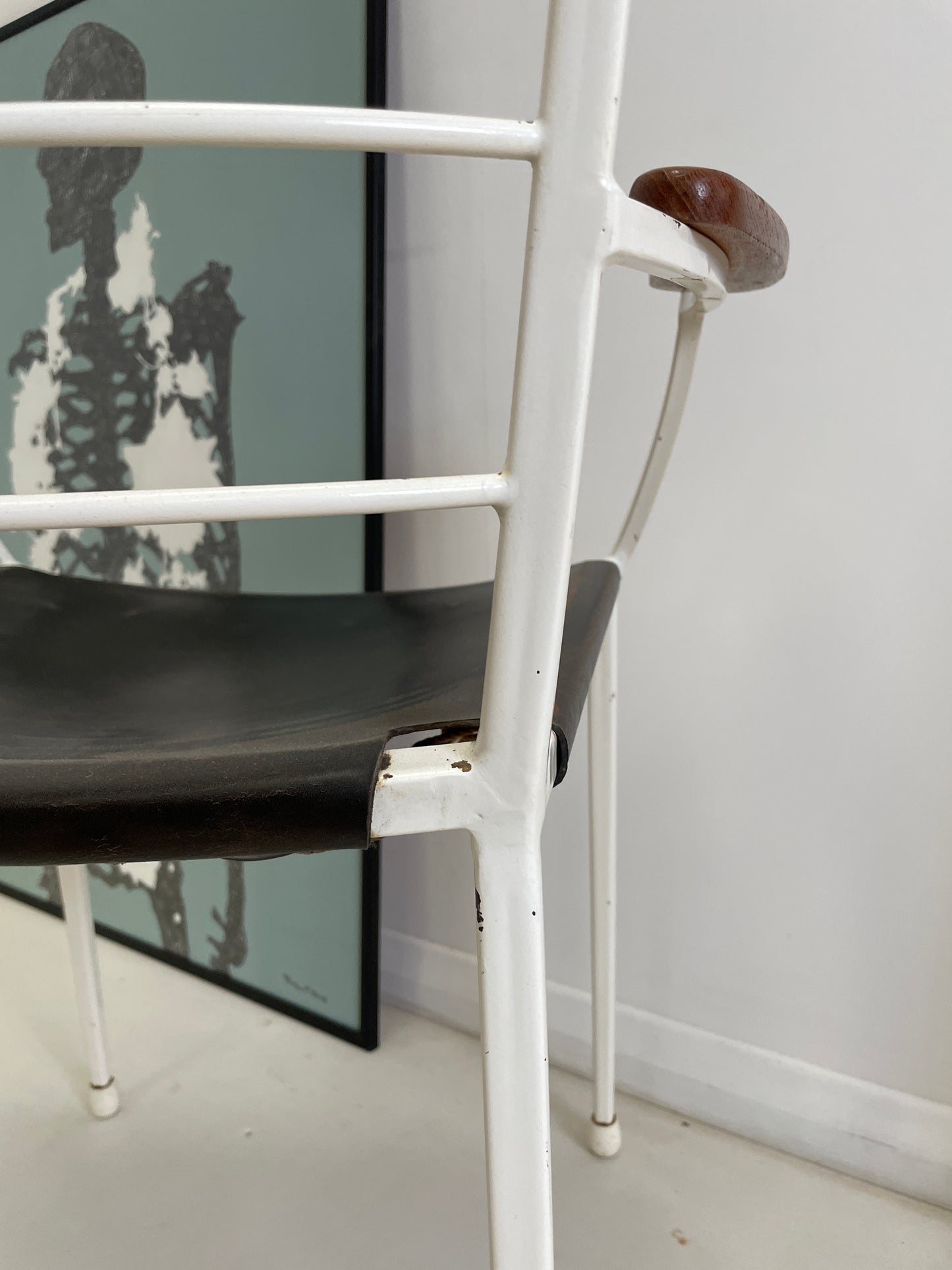 STAPLES LADDERAX ARMCHAIR IN WHITE