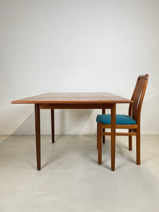 TEAK DANISH EXTENDING SQUARE DINING TABLE SEATS 4 - 6