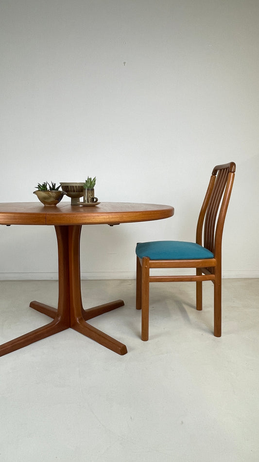 DANISH ROUND PEDESTAL DINING TABLE IN TEAK // SEATS 4 - 10