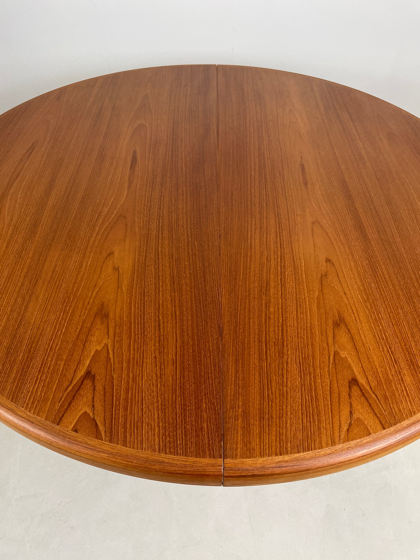DANISH ROUND PEDESTAL DINING TABLE IN TEAK // SEATS 4 - 10