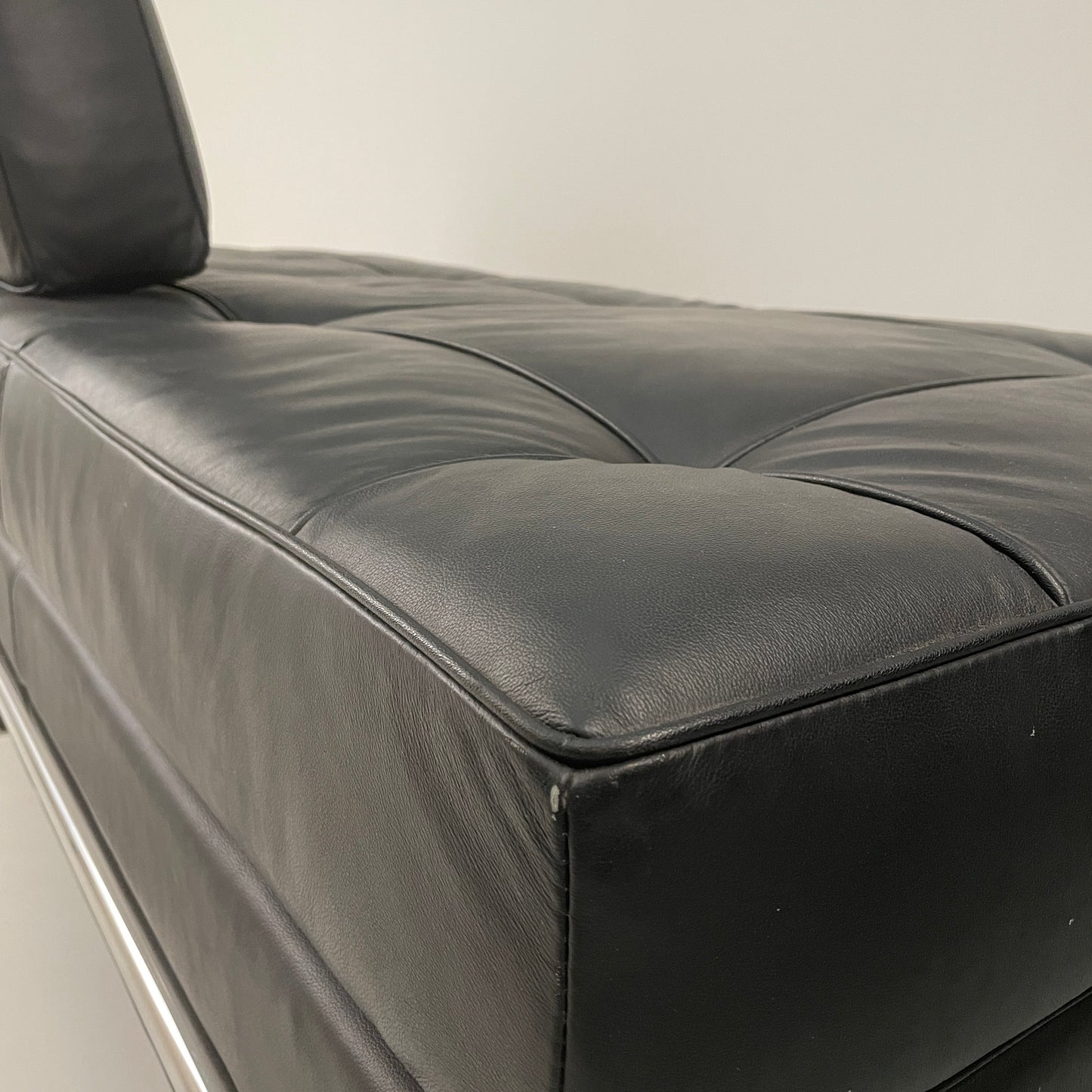 VINTAGE STYLE BLACK EILEEN GRAY DAY BED/SOFA