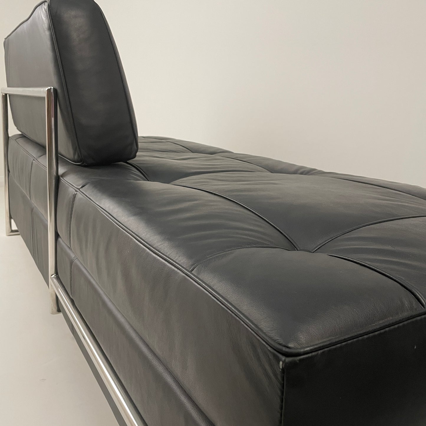 VINTAGE STYLE BLACK EILEEN GRAY DAY BED/SOFA
