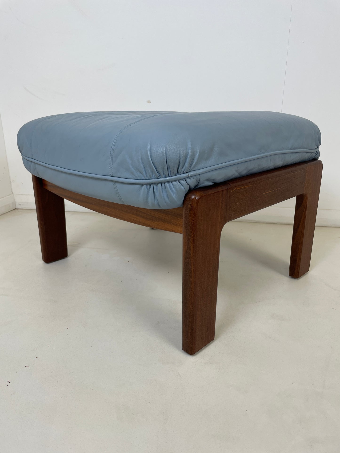 VINTAGE GPLAN 1990s NINA LEATHER CHAIR & FOOTSTOOL