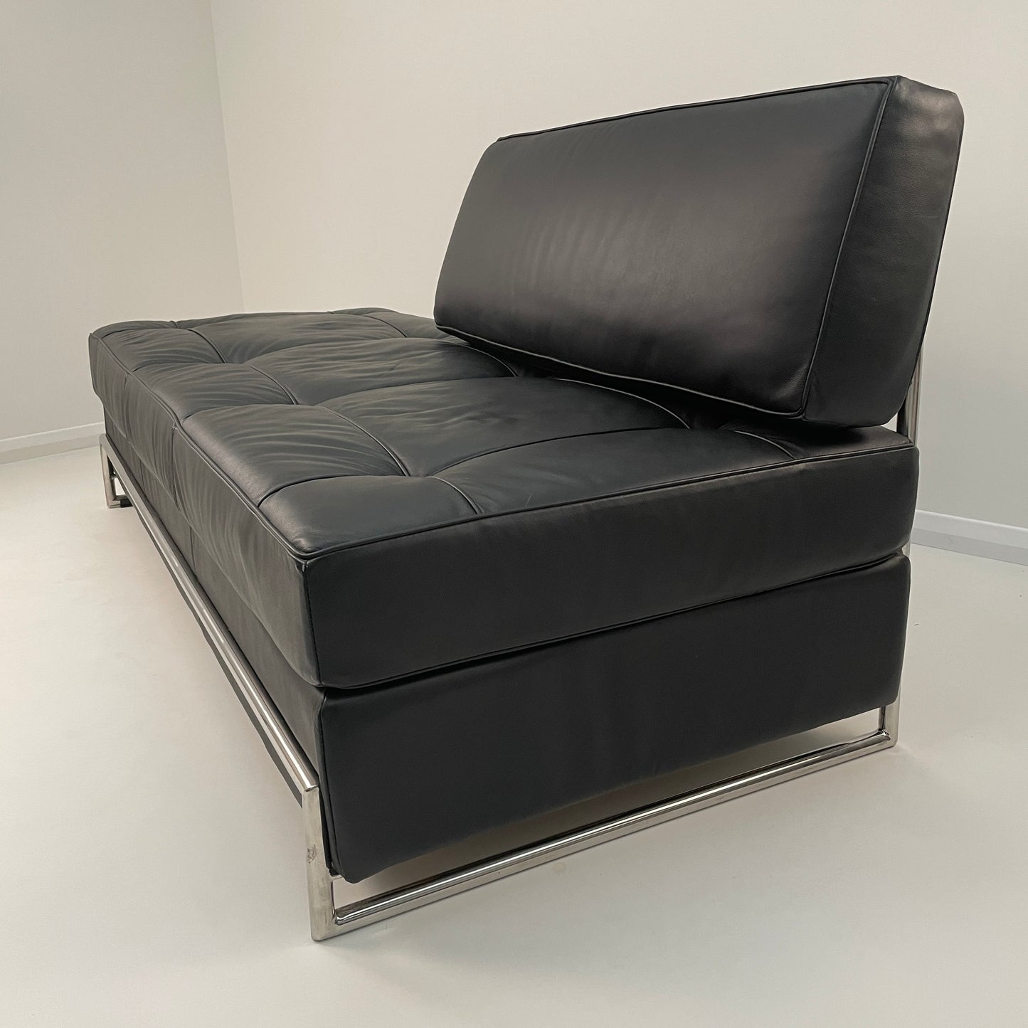 VINTAGE STYLE BLACK EILEEN GRAY DAY BED/SOFA