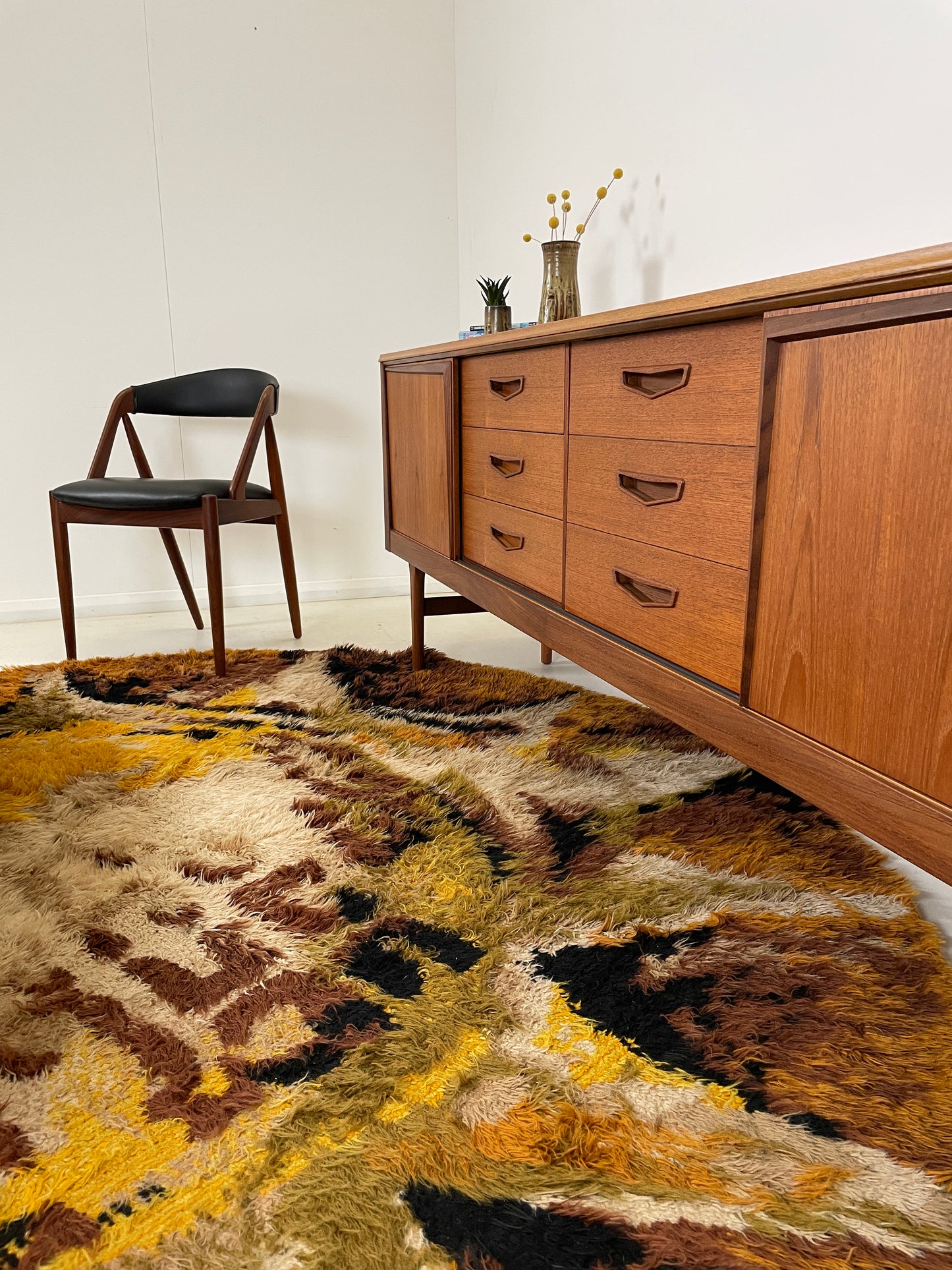 MID-CENTURY TEAK SIDEBOARD / MEDIA UNIT - ELLIOTS OF NEWBURY
