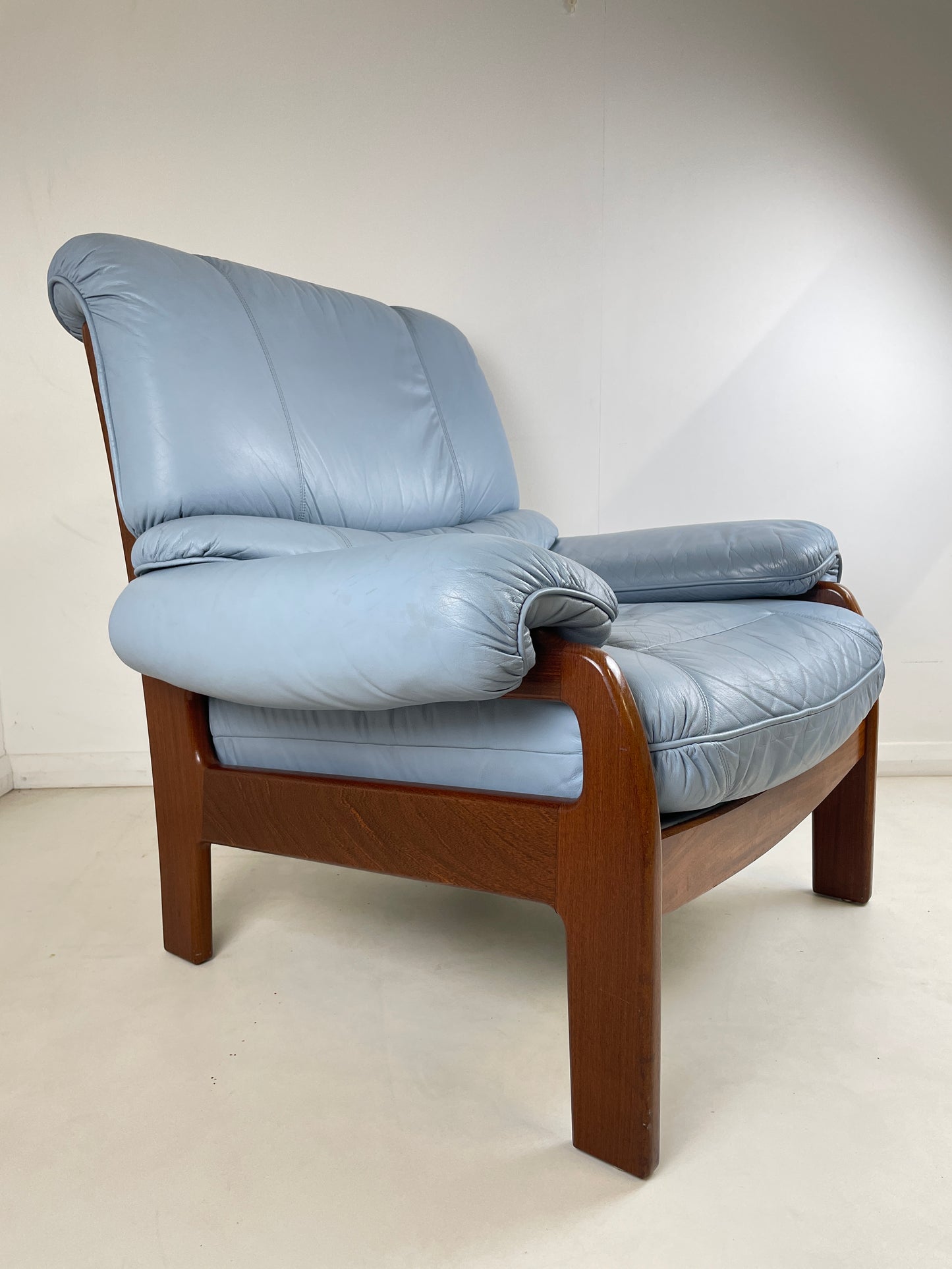 VINTAGE GPLAN 1990s NINA LEATHER CHAIR & FOOTSTOOL