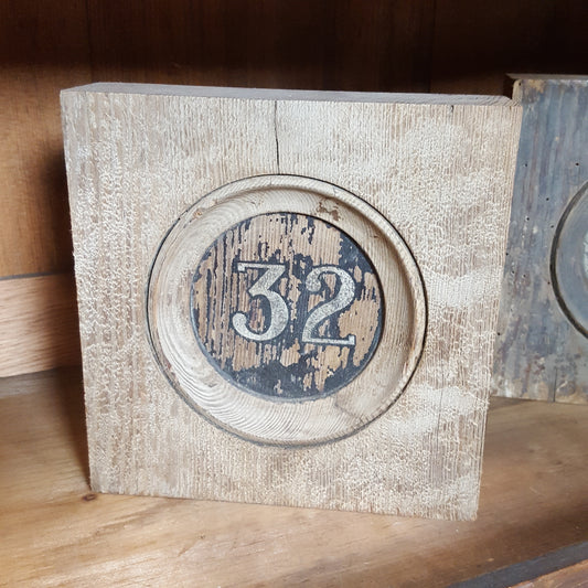 DECORATIVE PITCH PINE PEW NUMBER 25 / 32