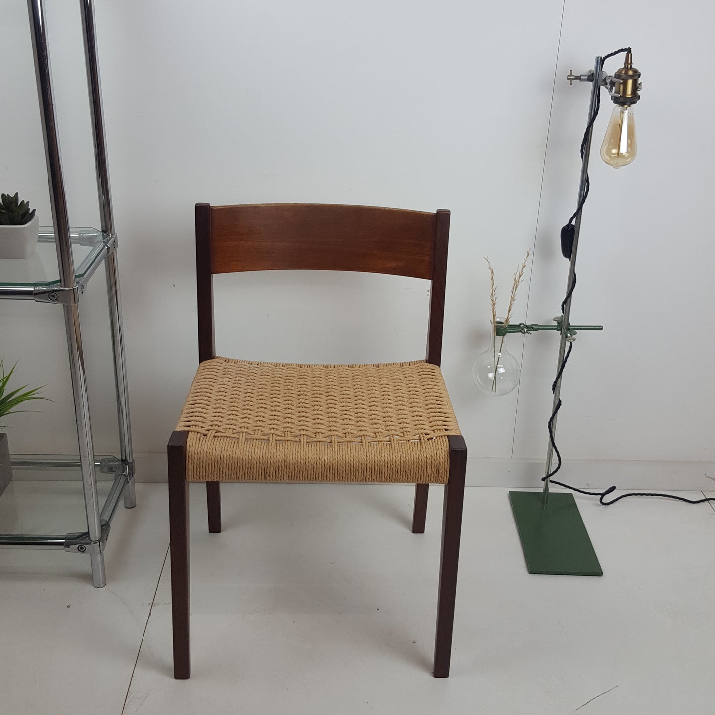 FLOOR STANDING RETORT STAND LAMP