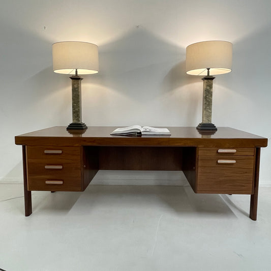 A PAIR OF MARBLE COLUMN TABLE LAMPS