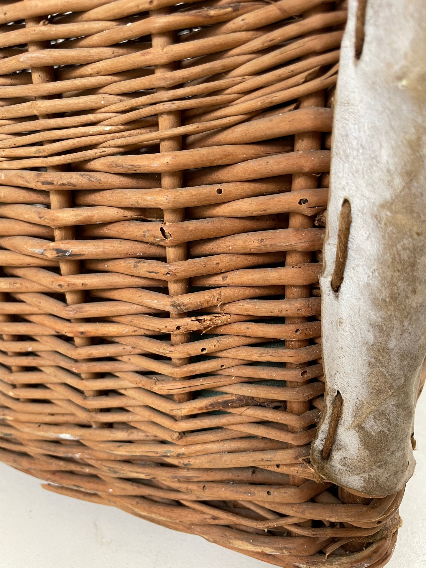 ANTIQUE WOVEN WILLOW TRUNK / BASKET