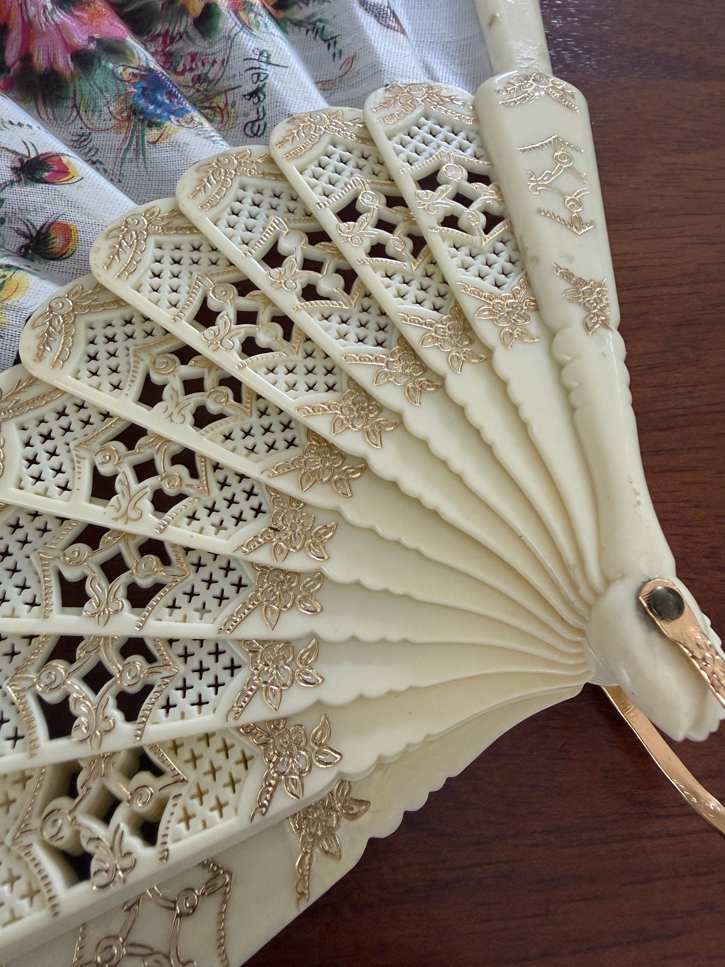 VINTAGE TRADITIONAL SPANISH LACE TRIMMED FLORAL FAN