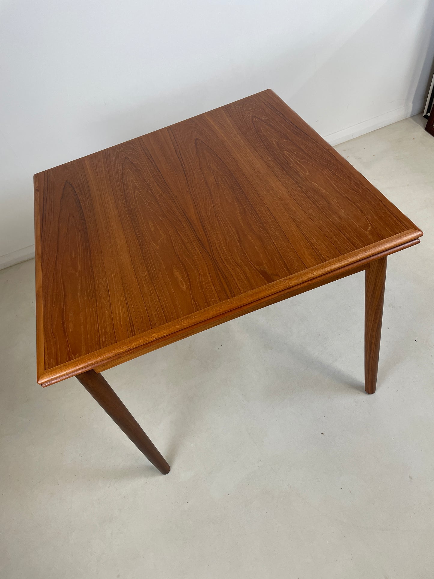 TEAK DANISH EXTENDING SQUARE DINING TABLE SEATS 4 - 6