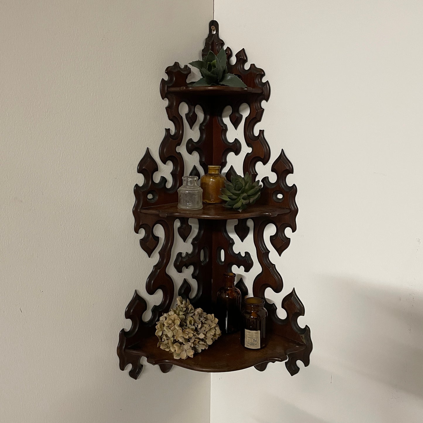 VICTORIAN WALL HUNG SHELF IN MAHOGANY