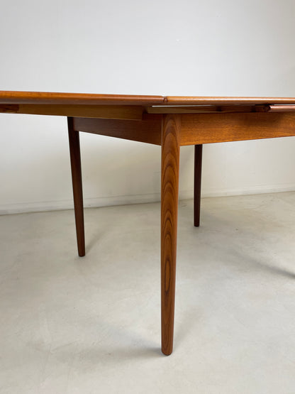 TEAK DANISH EXTENDING SQUARE DINING TABLE SEATS 4 - 6