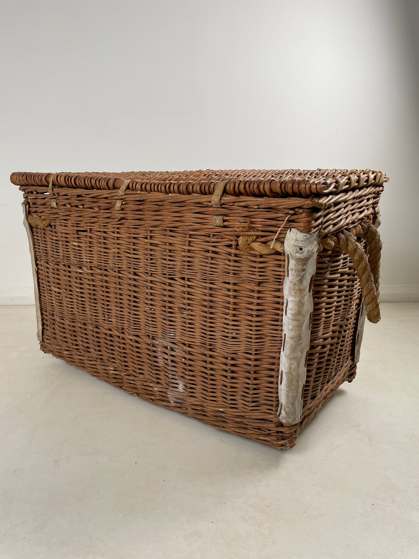 ANTIQUE WOVEN WILLOW TRUNK / BASKET