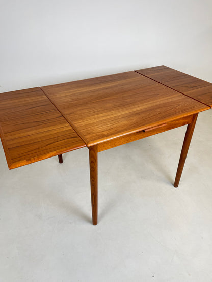 TEAK DANISH EXTENDING SQUARE DINING TABLE SEATS 4 - 6