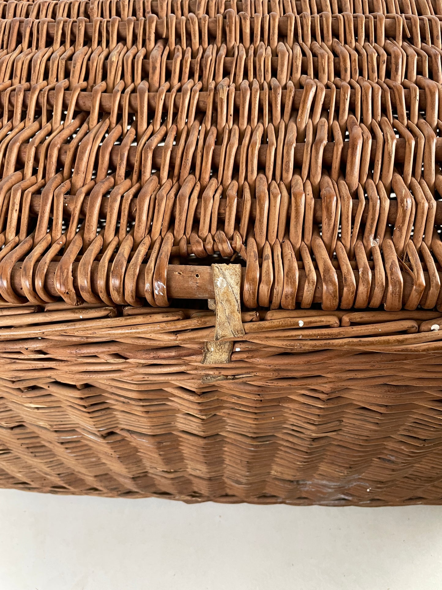 ANTIQUE WOVEN WILLOW TRUNK / BASKET