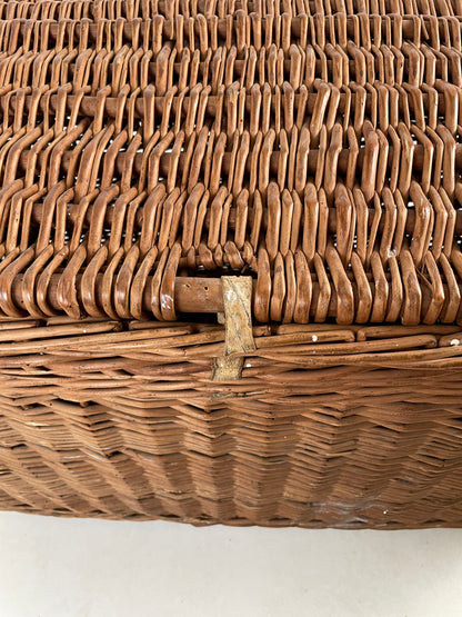 ANTIQUE WOVEN WILLOW TRUNK / BASKET