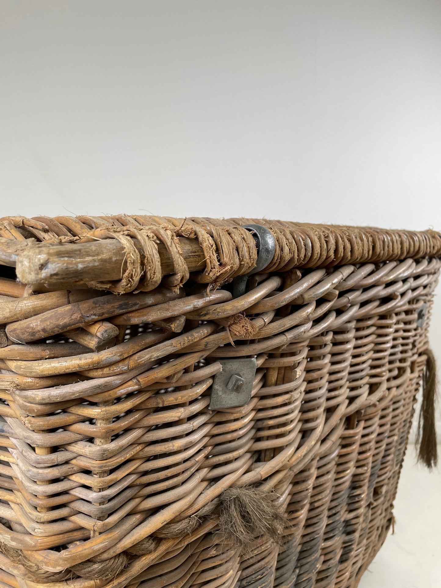 LARGE ANTIQUE LAUNDRY MILL BASKET / BLANKET STORAGE