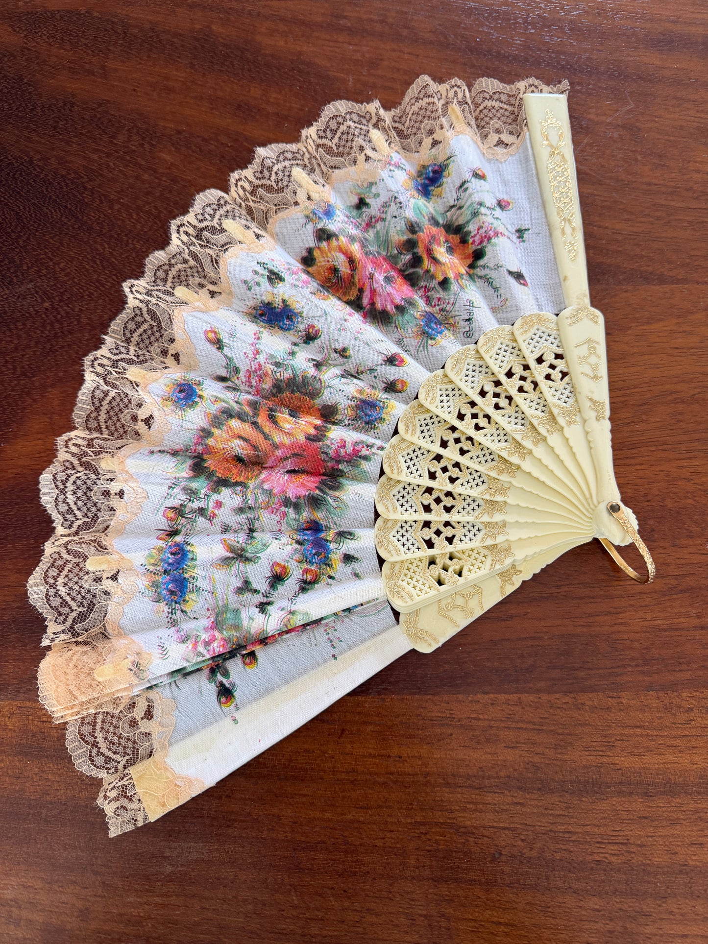VINTAGE TRADITIONAL SPANISH LACE TRIMMED FLORAL FAN