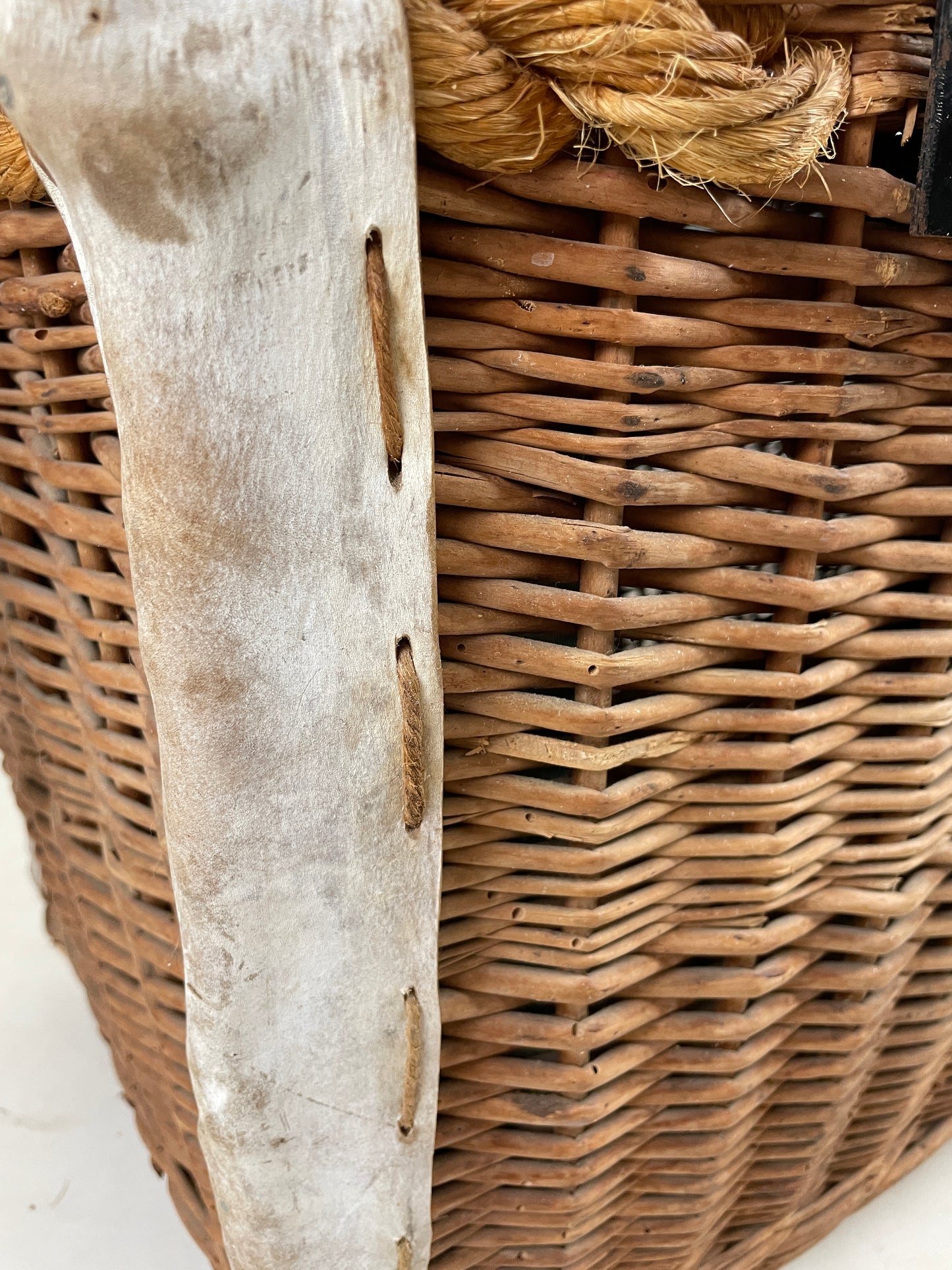 ANTIQUE WOVEN WILLOW TRUNK / BASKET