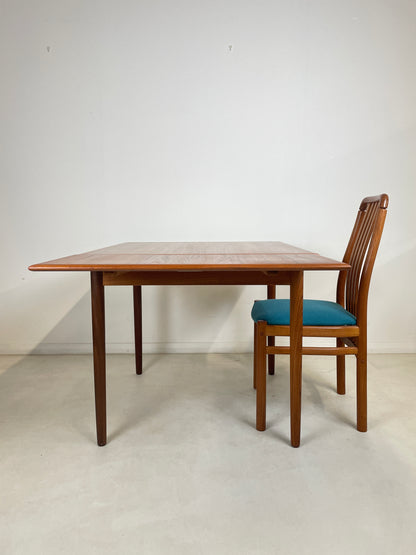 TEAK DANISH EXTENDING SQUARE DINING TABLE SEATS 4 - 6