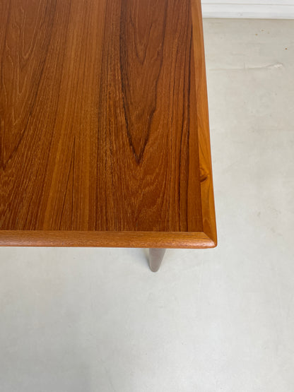 TEAK DANISH EXTENDING SQUARE DINING TABLE SEATS 4 - 6