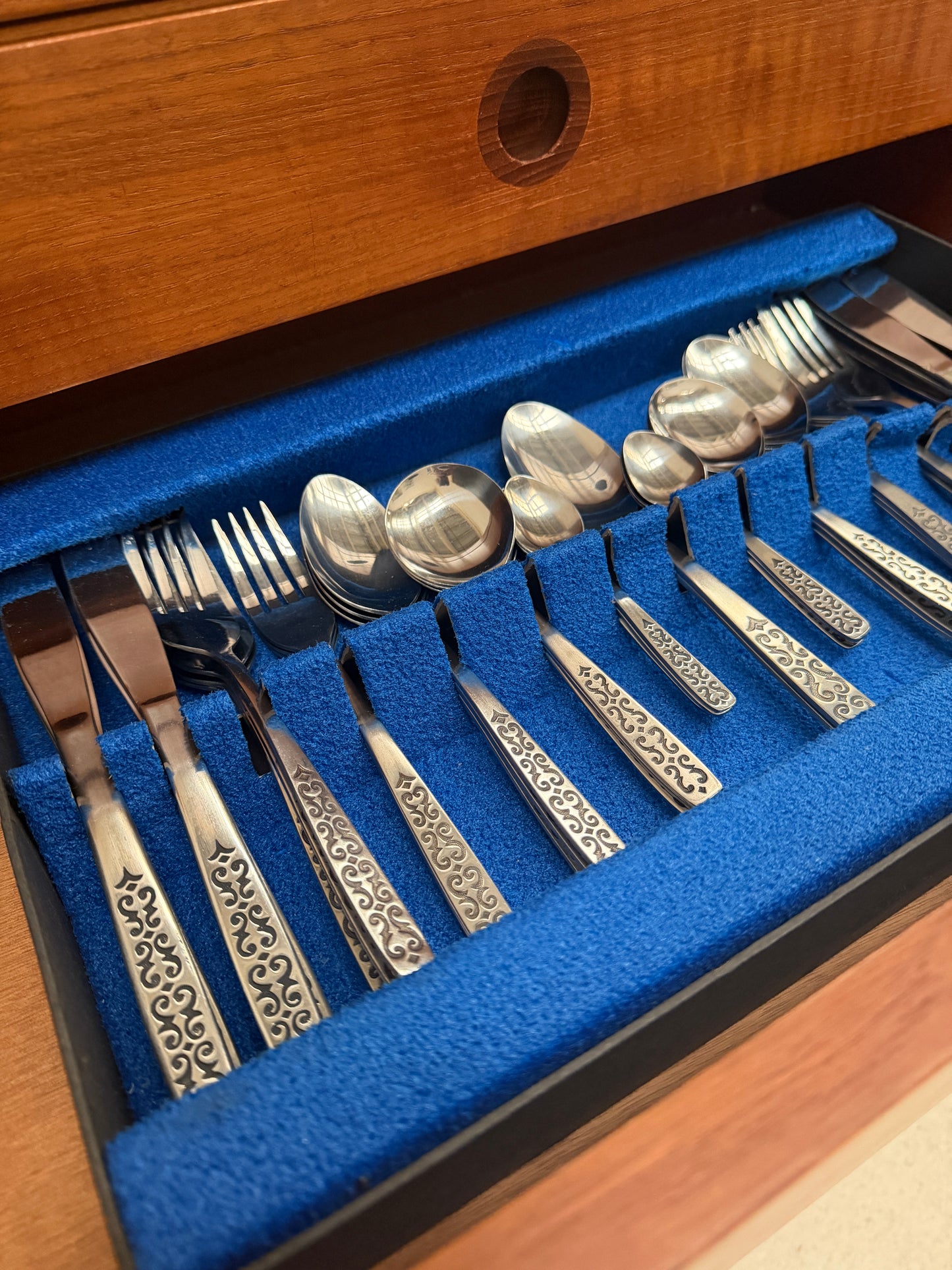 VINTAGE CUTLERY SET BY RICHMOND 44 PIECES