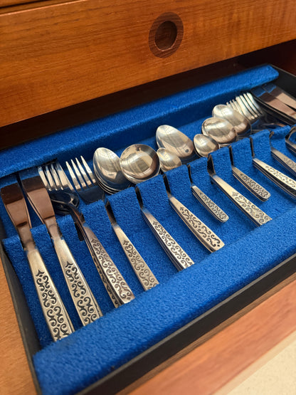 VINTAGE CUTLERY SET BY RICHMOND 44 PIECES