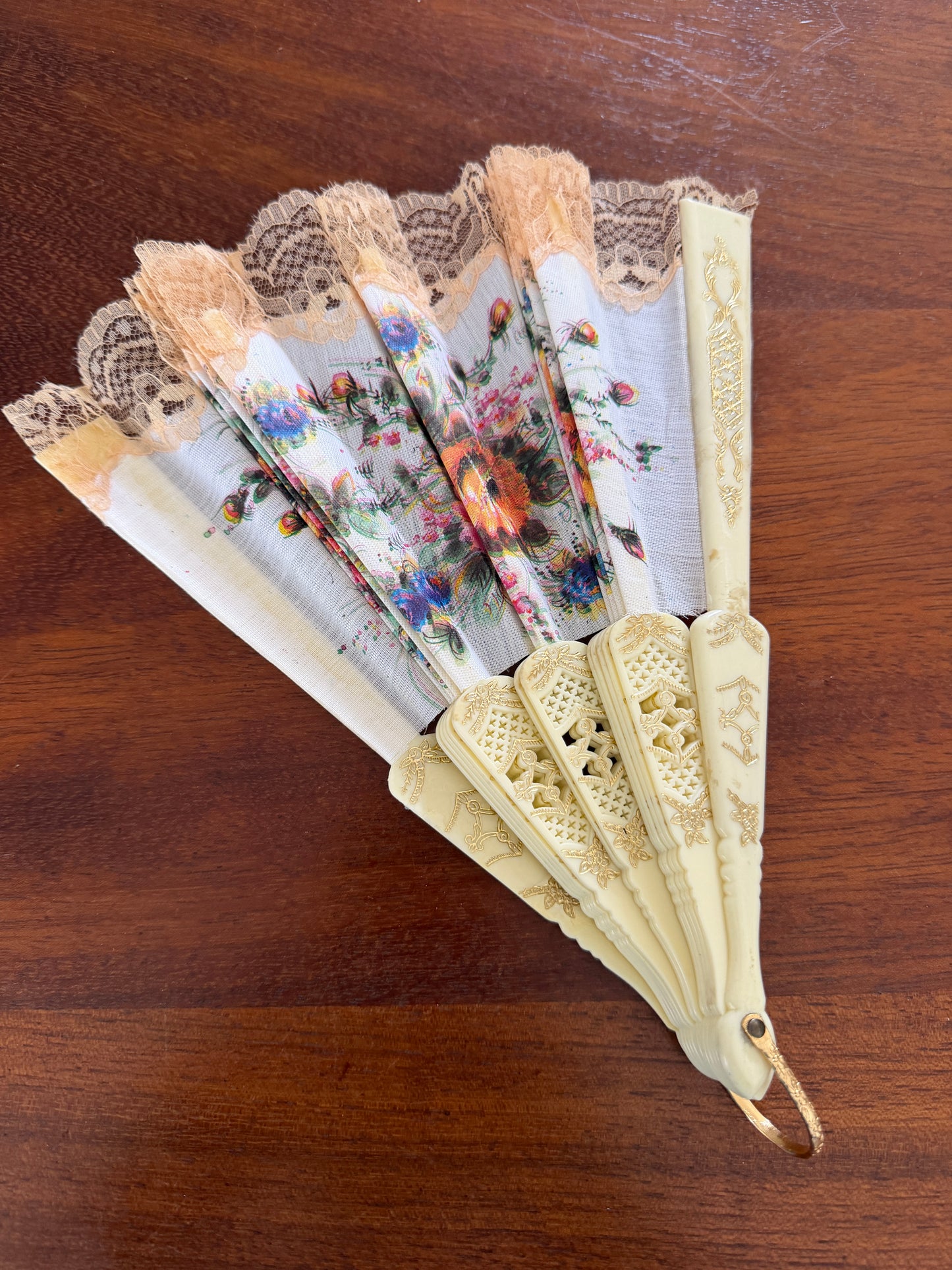 VINTAGE TRADITIONAL SPANISH LACE TRIMMED FLORAL FAN