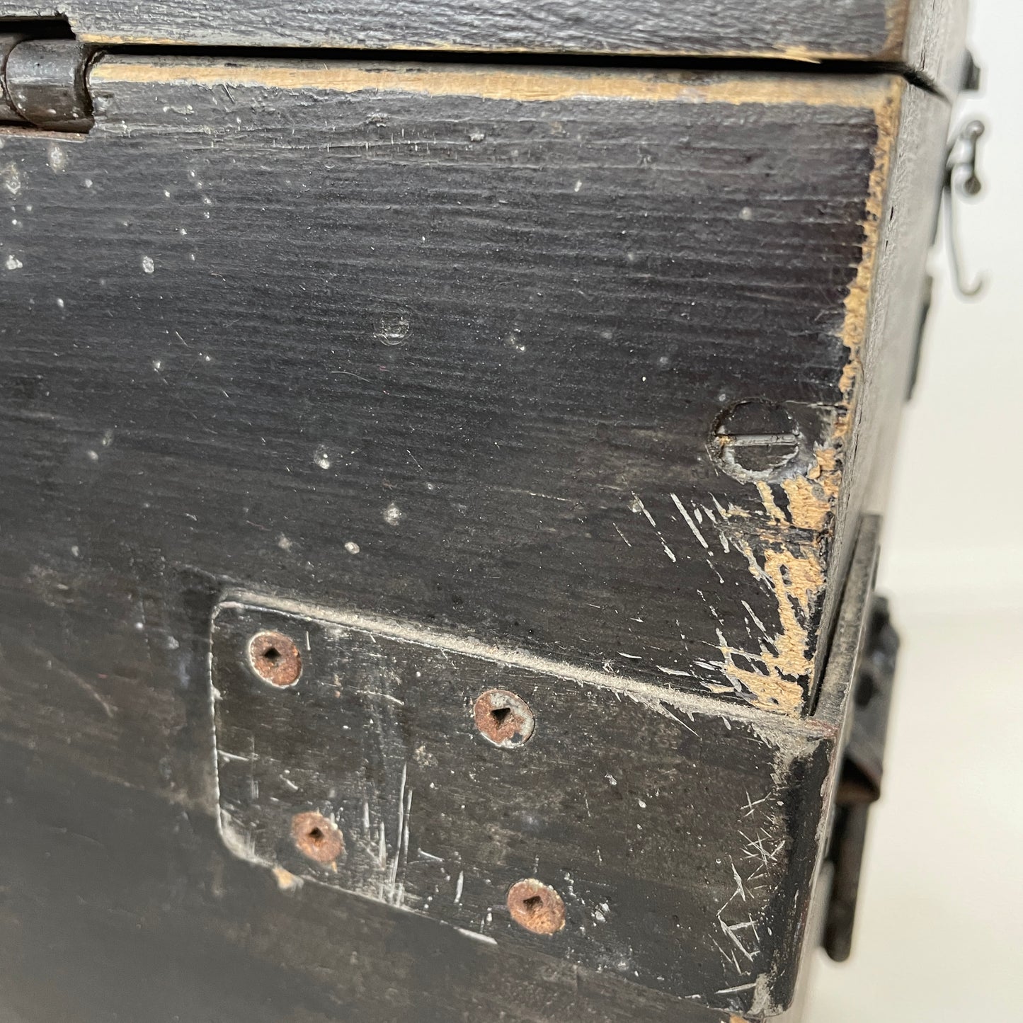 VINTAGE WOODEN TRUNK BLANKET / TOY BOX