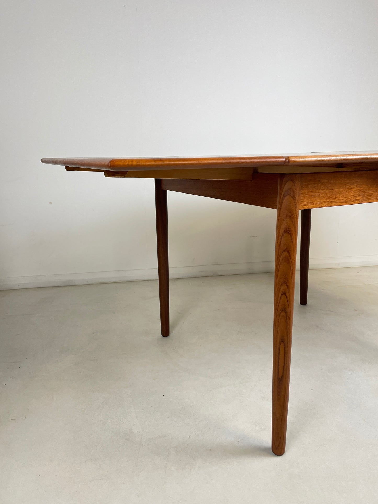 TEAK DANISH EXTENDING SQUARE DINING TABLE SEATS 4 - 6