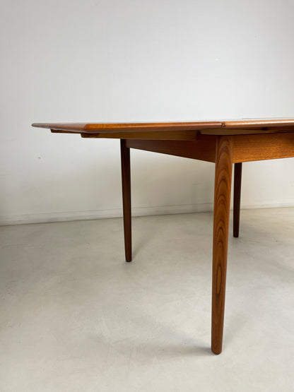 TEAK DANISH EXTENDING SQUARE DINING TABLE SEATS 4 - 6