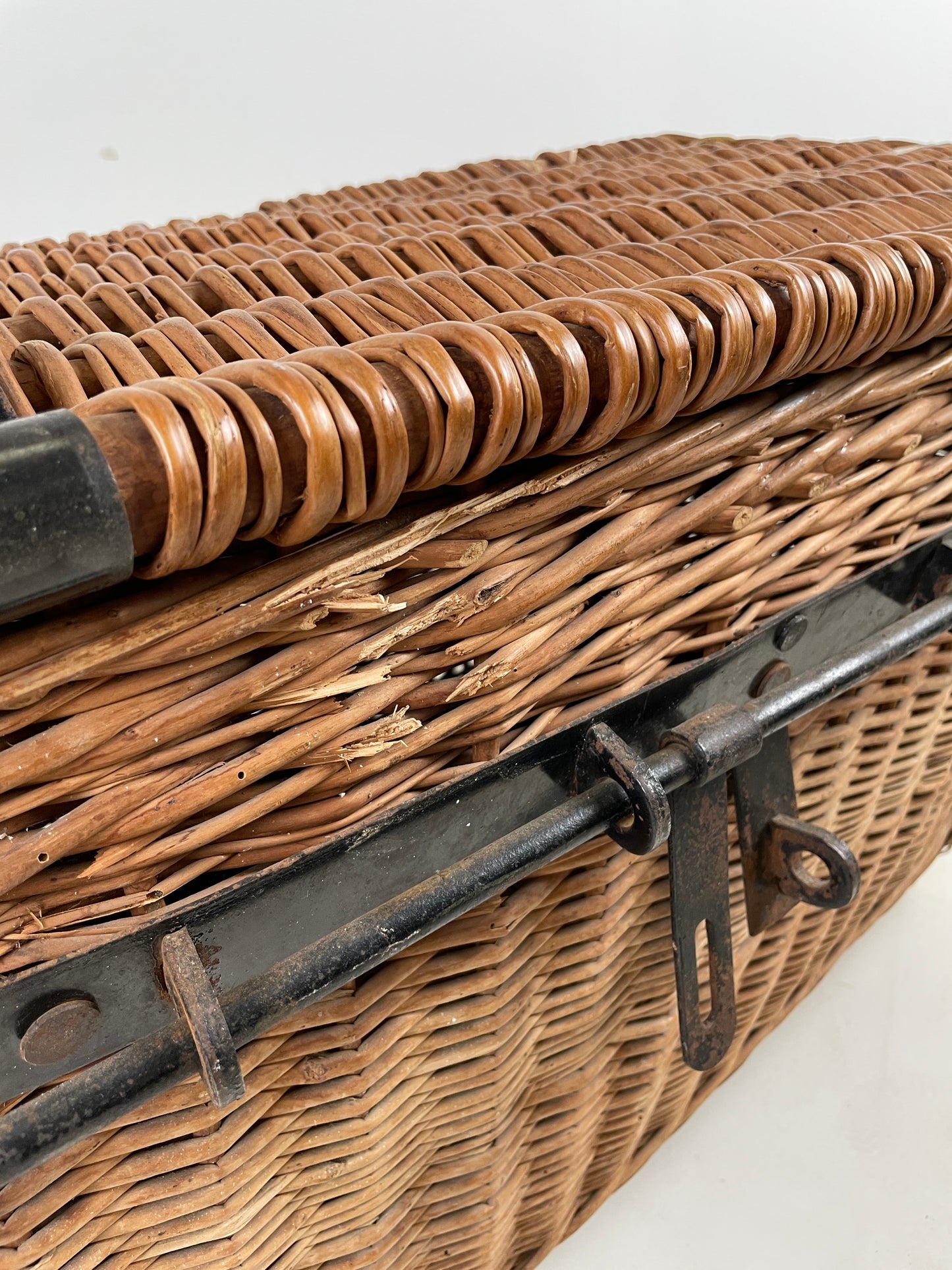 ANTIQUE WOVEN WILLOW TRUNK / BASKET