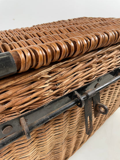 ANTIQUE WOVEN WILLOW TRUNK / BASKET