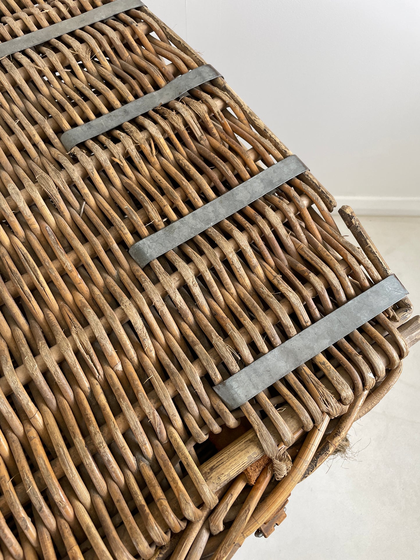 LARGE ANTIQUE LAUNDRY MILL BASKET / BLANKET STORAGE