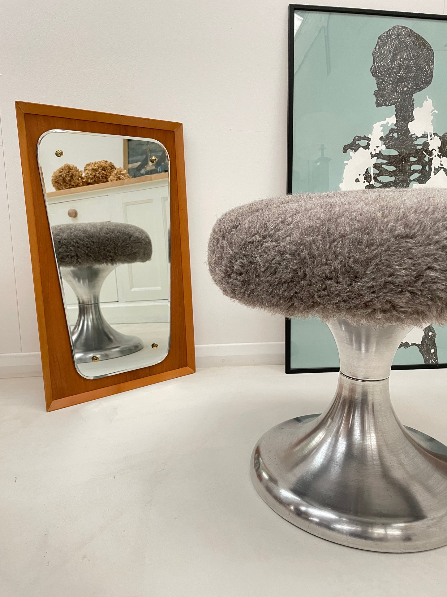 SPACE AGE RETRO BEDROOM STOOL