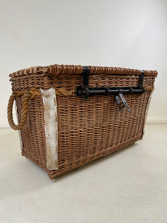 ANTIQUE WOVEN WILLOW TRUNK / BASKET