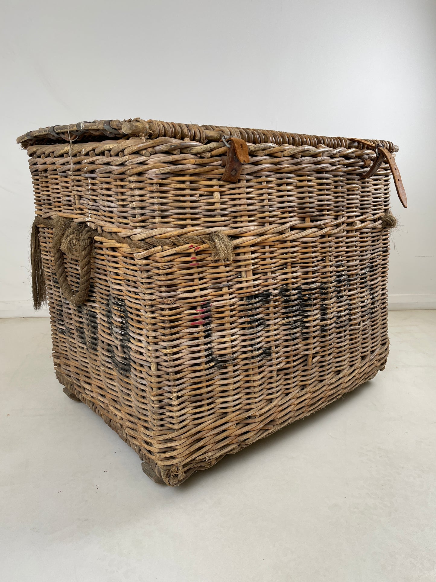 LARGE ANTIQUE LAUNDRY MILL BASKET / BLANKET STORAGE