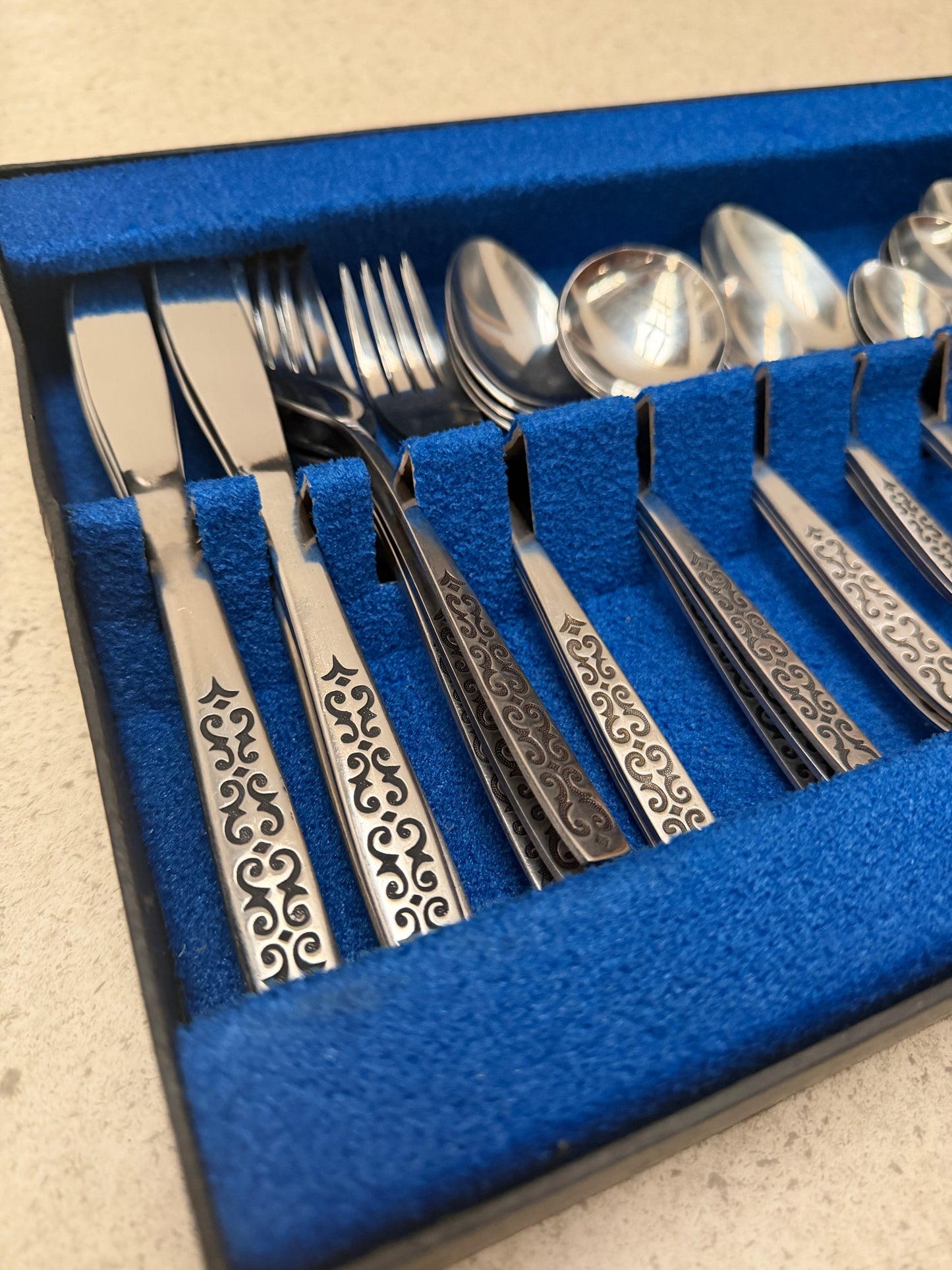 VINTAGE CUTLERY SET BY RICHMOND 44 PIECES