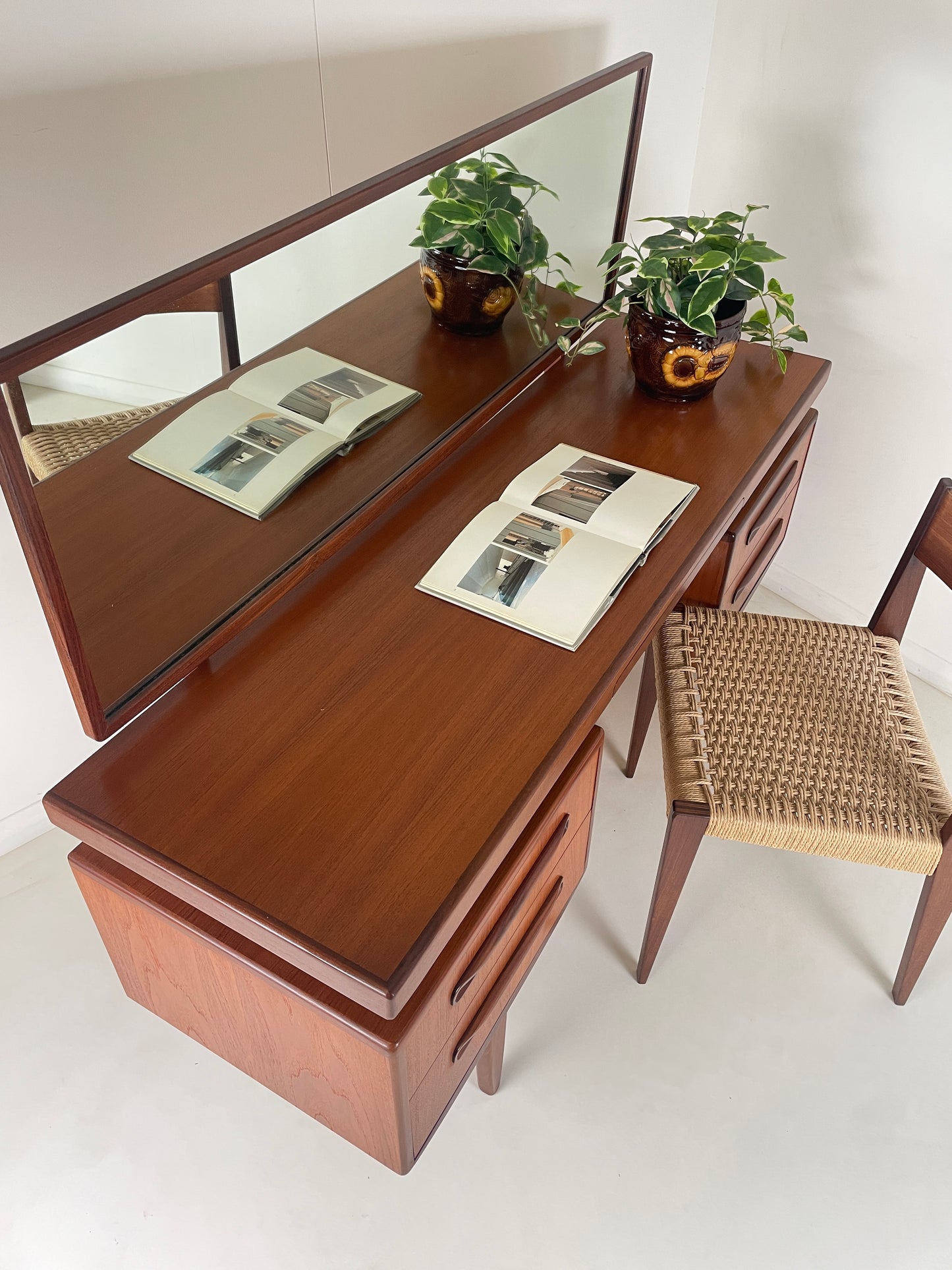 GPLAN FRESCO FLOATING DRESSING TABLE