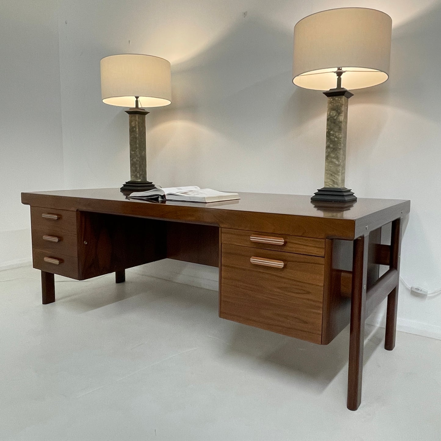 A PAIR OF MARBLE COLUMN TABLE LAMPS