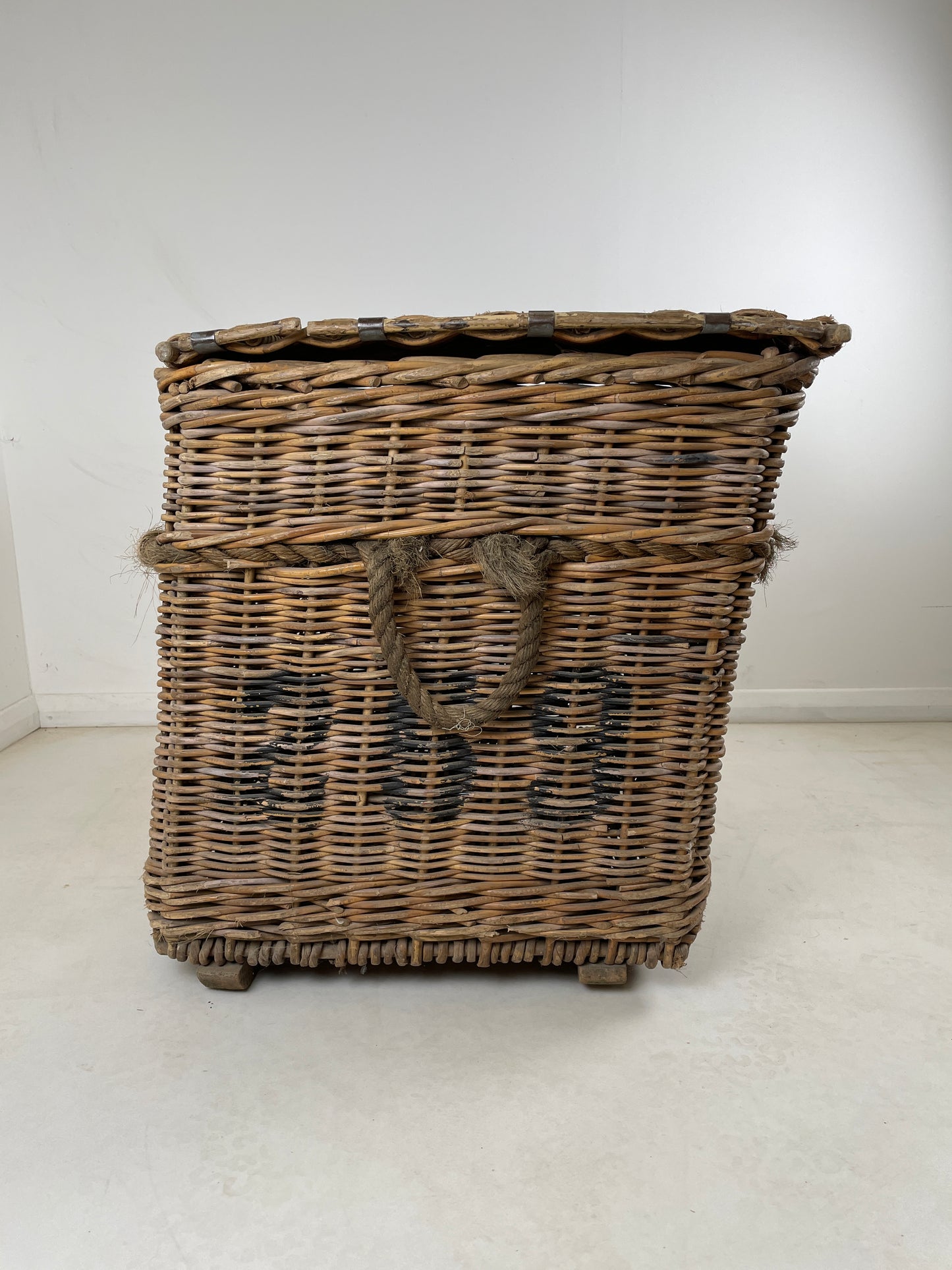 LARGE ANTIQUE LAUNDRY MILL BASKET / BLANKET STORAGE