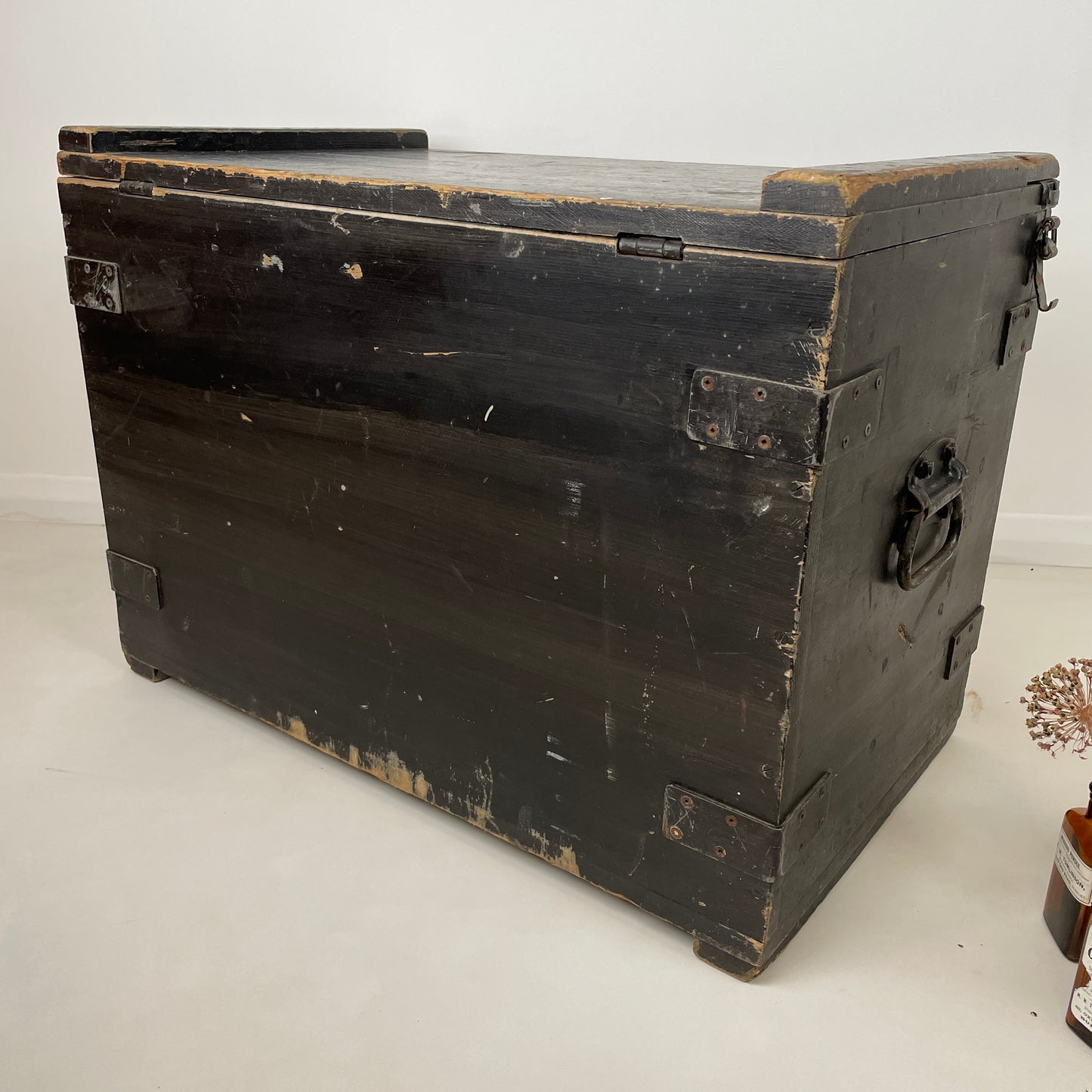 VINTAGE WOODEN TRUNK BLANKET / TOY BOX