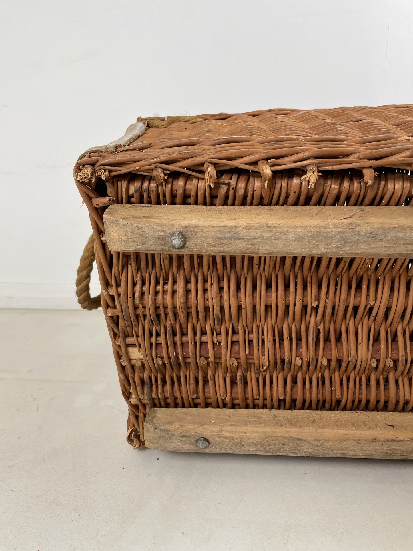ANTIQUE WOVEN WILLOW TRUNK / BASKET