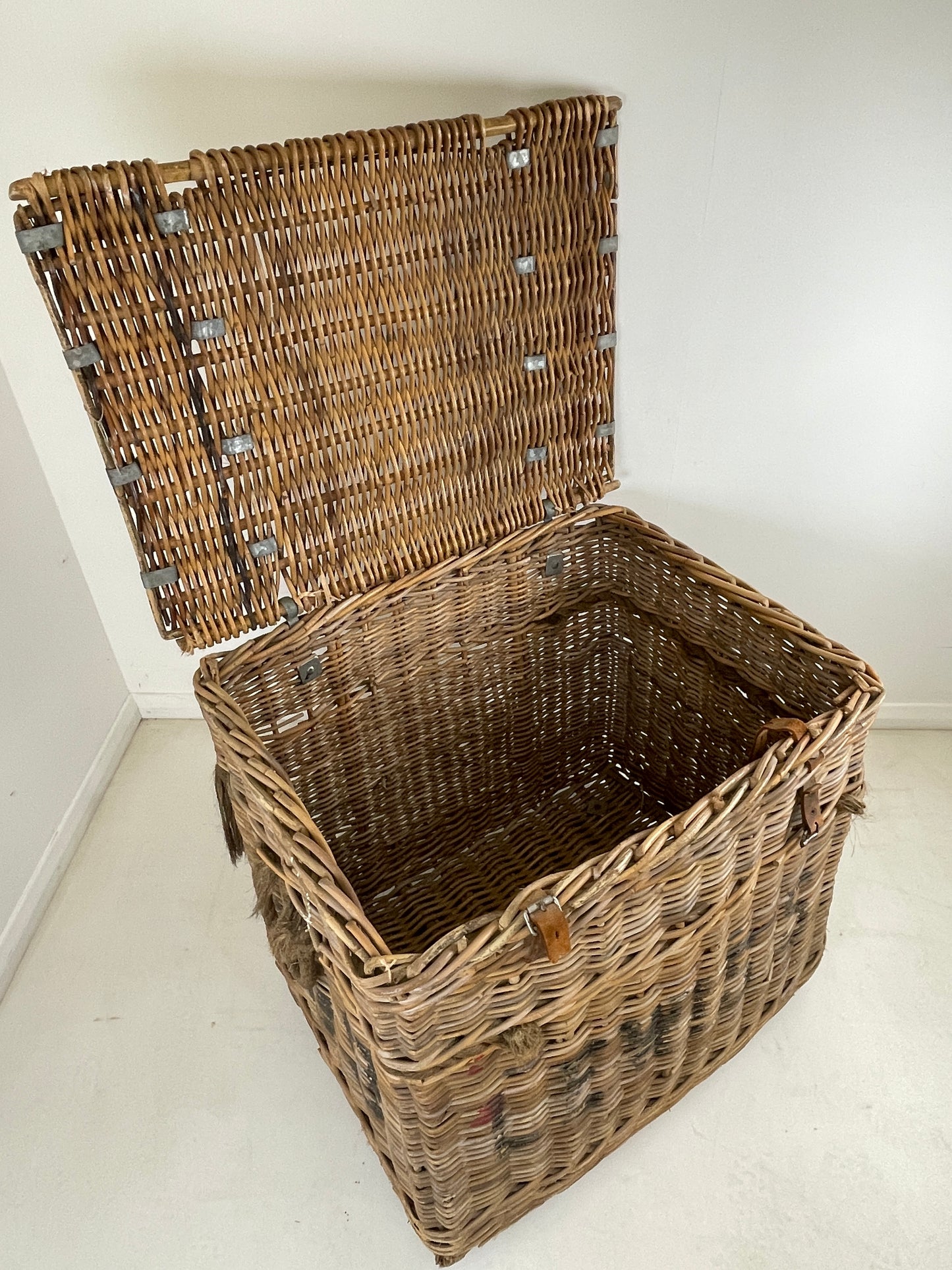 LARGE ANTIQUE LAUNDRY MILL BASKET / BLANKET STORAGE