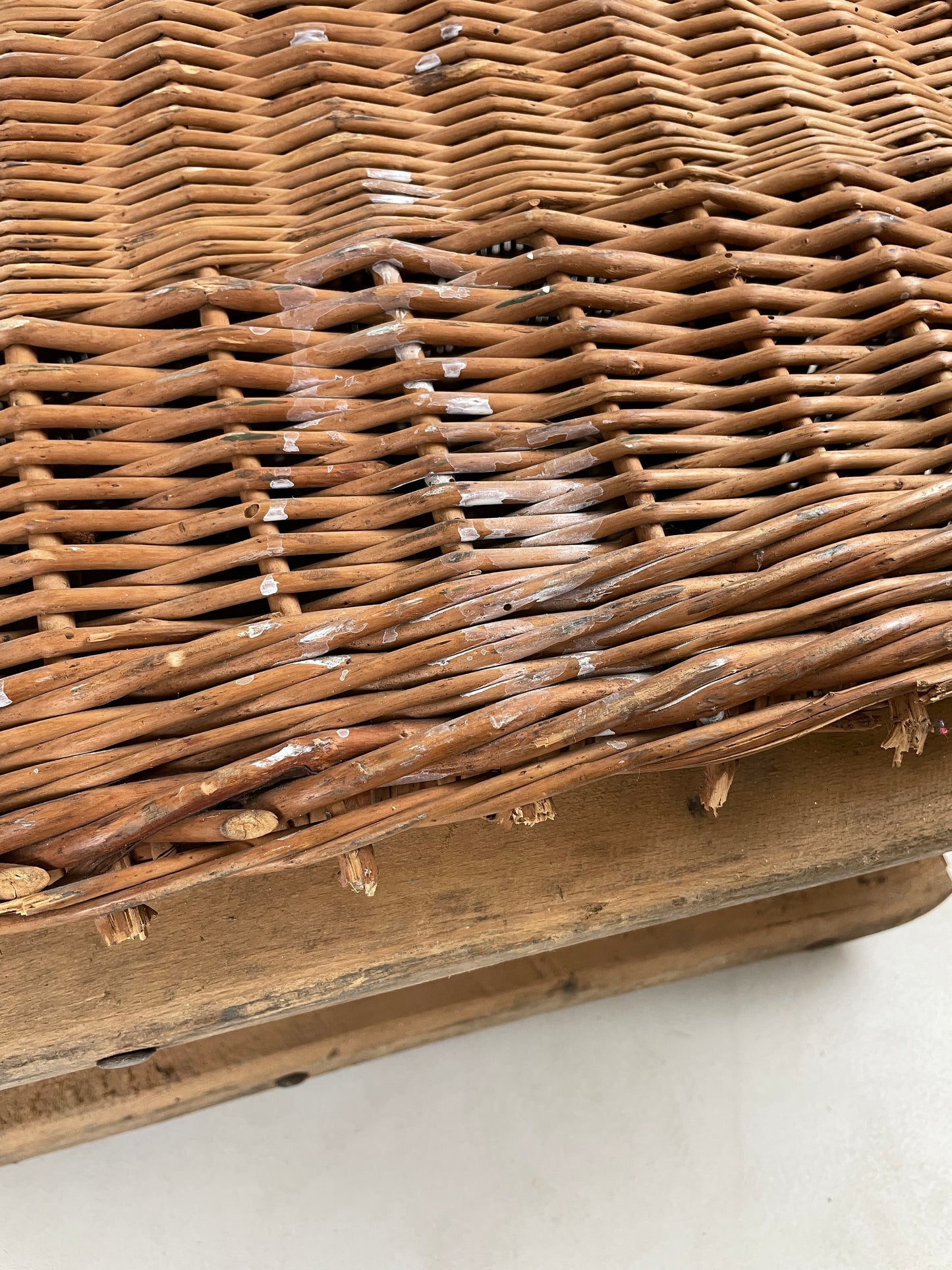 ANTIQUE WOVEN WILLOW TRUNK / BASKET