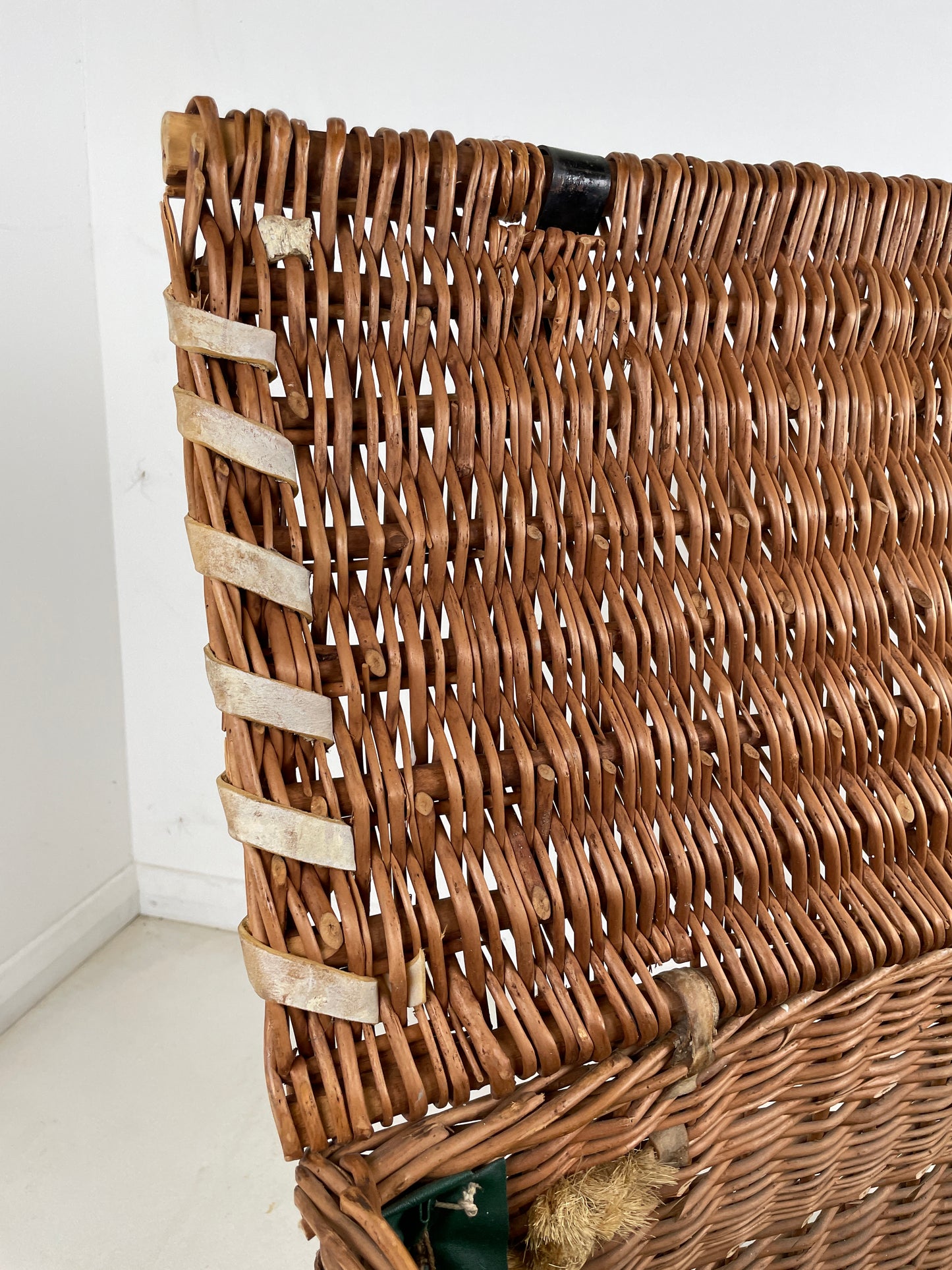 ANTIQUE WOVEN WILLOW TRUNK / BASKET