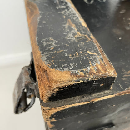 VINTAGE WOODEN TRUNK BLANKET / TOY BOX